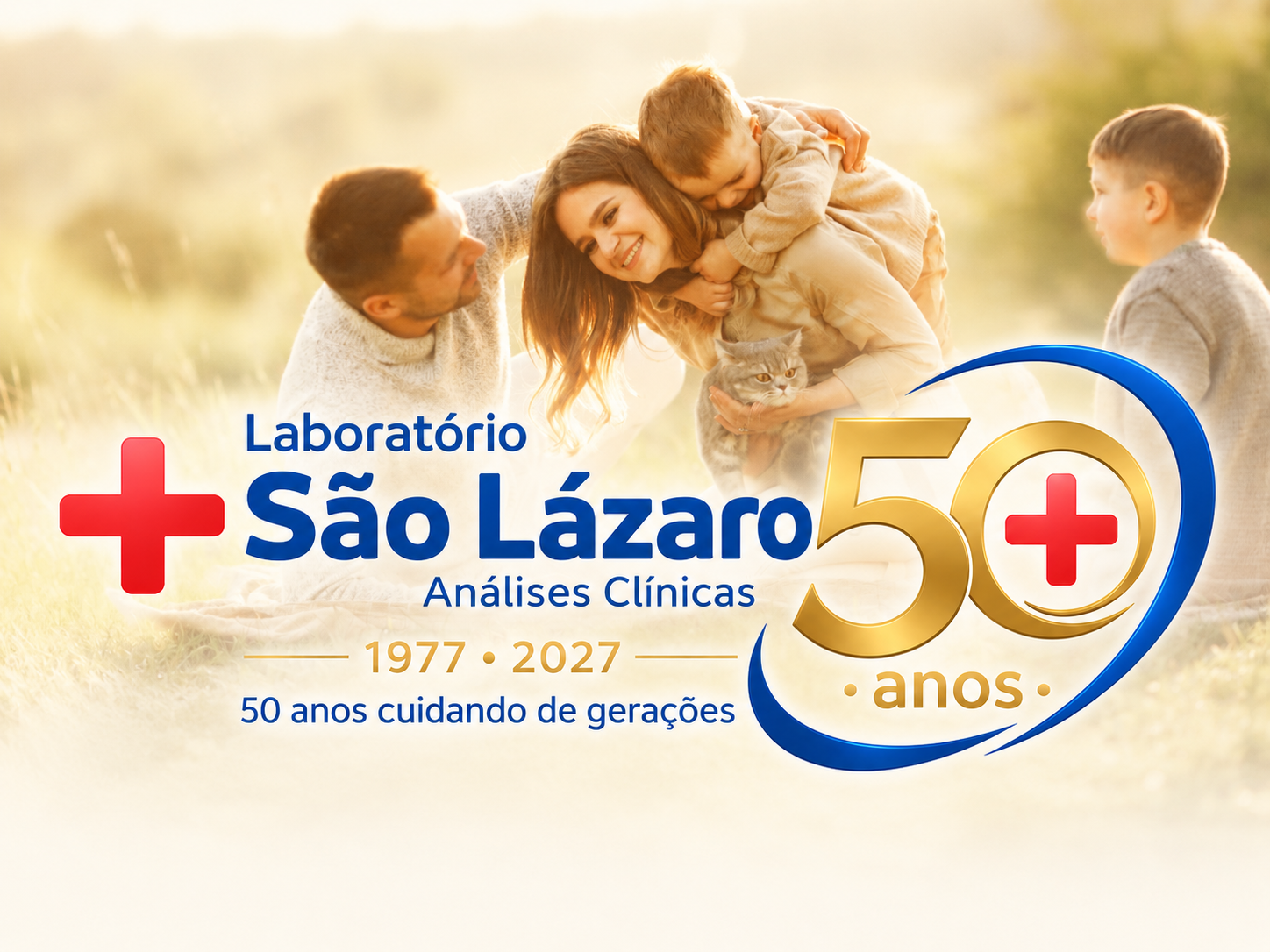 Família e logomarca comemorativa dos 50 anos do Laboratório São Lázaro